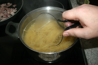 09 - Skim off some noodle water / Etwas Nudelwasser-abschöpfen