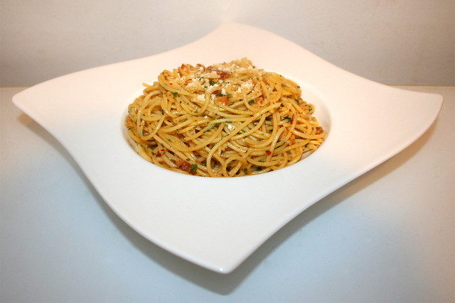27- Spaghetti aglio olio pancetta - Side view / Seitenansicht