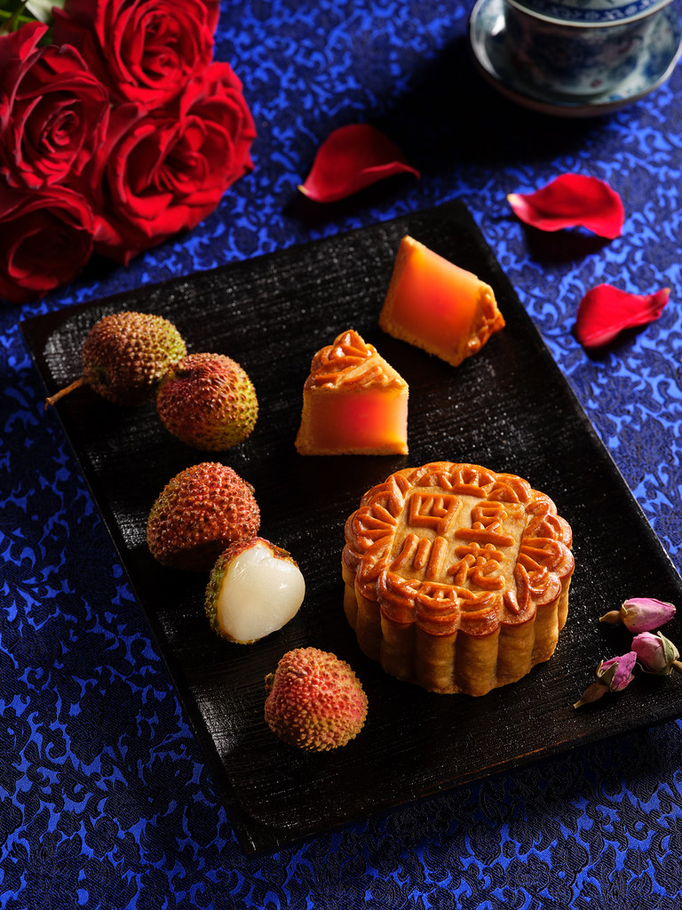 Sichuan Dou Hua  Lychee with Rose Mooncake  (荔枝玫瑰月饼)