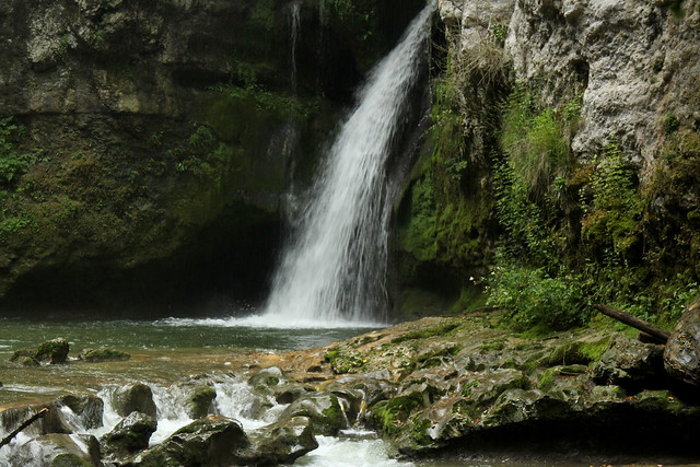 Tine de conflens ( Wasserfall waterfall chute d'eau cascata ) in einem Felskessel beim Zusammenfluss vom Bach Veyron und Venoge im waadtländer Jura bei La Sarraz im Kanton Waadt – Vaud in der Westschweiz - Suisse romande der Schweiz