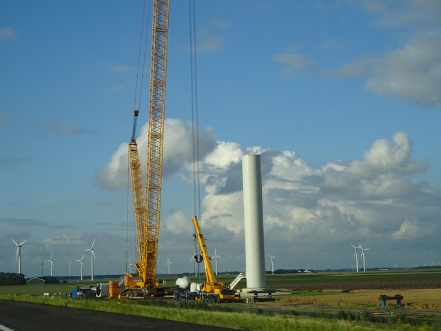 windmolenpark in aanbouw langs de A 27 met kranen van Verschoor Route du ZZ !