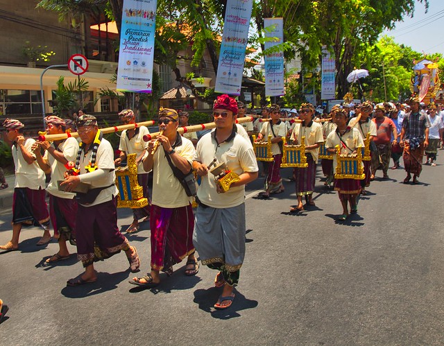 Gamelan portatil, funeral en Bali