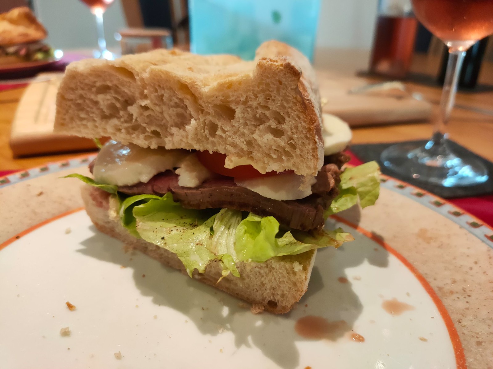 Flank Steak Sandwich mit Salat, Mozarella und Tomaten und mit dem Optigrill