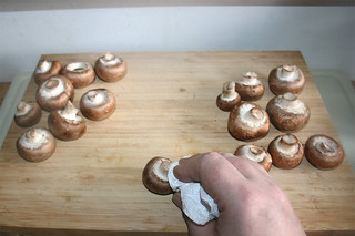 02 - Clean mushrooms / Pilze putzen