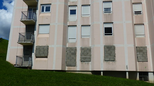 42 ST ETIENNE la Cotonne Montferré une cité moderne HLM des années 70 @ Avec içi le groupe le PEYRARD @ les tours Peyrard en 2021 la tour A la tour B sont vouées à la démolition...138 lgts vont être détruit à l'horyzon 2022 via l'ANRU2 | by memoire2cite54