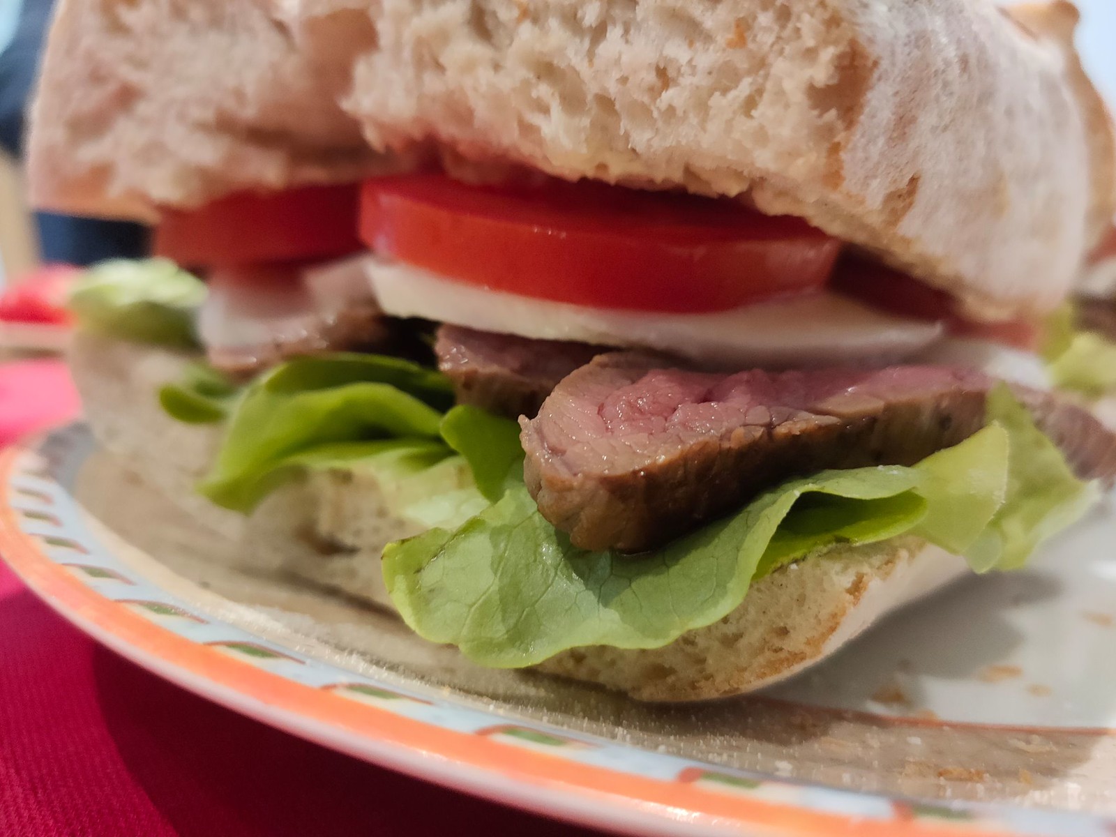 Flank Steak Sandwich mit Salat, Mozarella und Tomaten und mit dem Optigrill