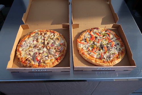 Pizza Diavolo und Pizza Meeresfrüchte (von der Pizzaria Maro in Poppenhausen)