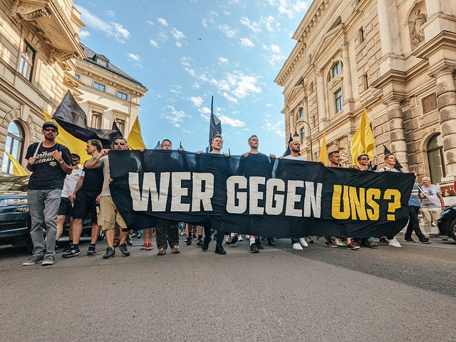 Demonstranten der Identitären Bewegung Österreichs marschieren durch Wien mit der Botschaft 