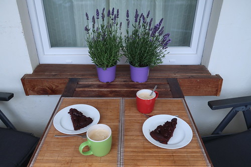 Veganer Kirsch-Melone-Schokoladenkuchen  zum Kaffee auf unserem Balkon