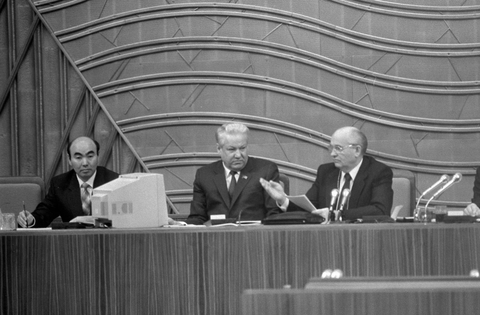 1990. Третий съезд народных депутатов СССР, 17 декабря