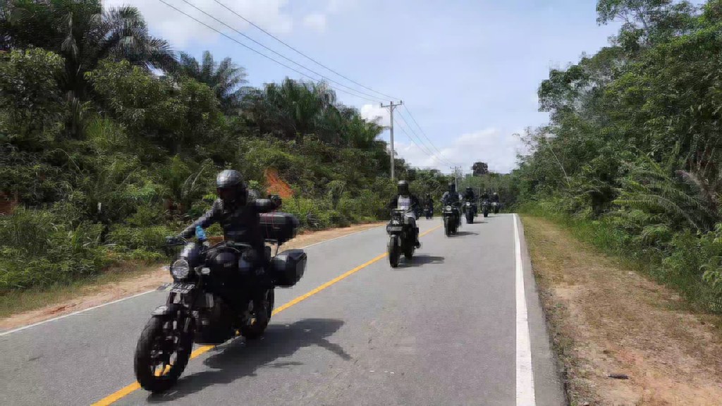 Biker XSR 155 Makin Gemar Taklukan Alam Menantang Kalimantan