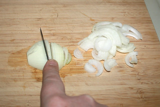 05 - Cut onion in rings / Zwiebel in Ringe schneiden