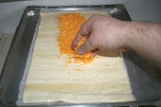 08 - Dredge center of dough with cheddar / Pizzateig im Zentrum mit Käse bestreuen