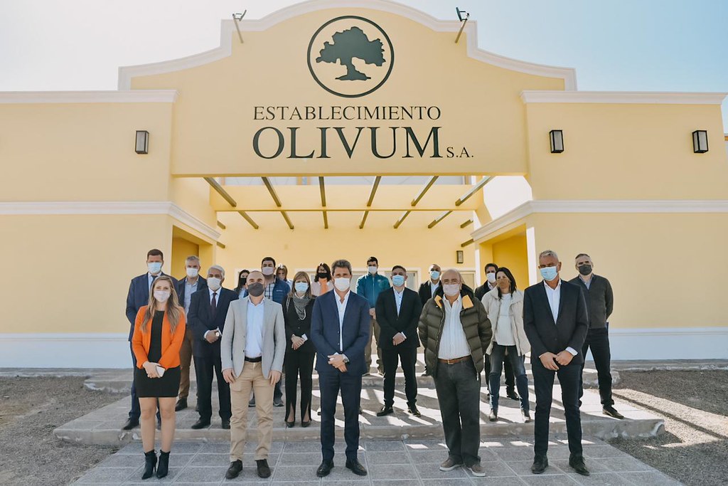 2021-08-05 PRENSA: Uñac y Guzmán visitaron un importante establecimiento olivícola que exporta aceite a todo el mundo