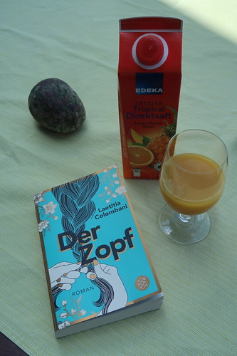 Ananas-Orange-Mango-Direktsaft zum Beginn der Lektüre des Romans "Der Zopf"