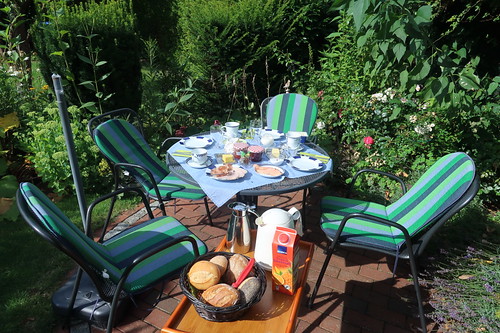 Frühstück im Garten (am Morgen unseres zweiten Tagesausflugs nach Minden)