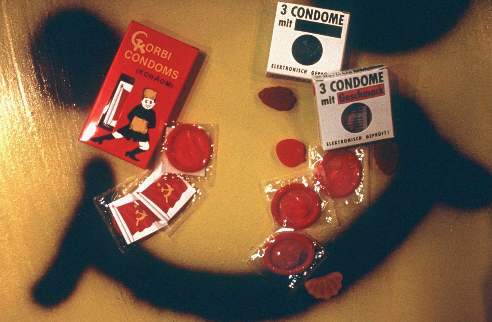 1989. На осенней ярмарке во Франкфурте представлены самые разнообразные модели проверенных временем презервативов от«Verhüterli»