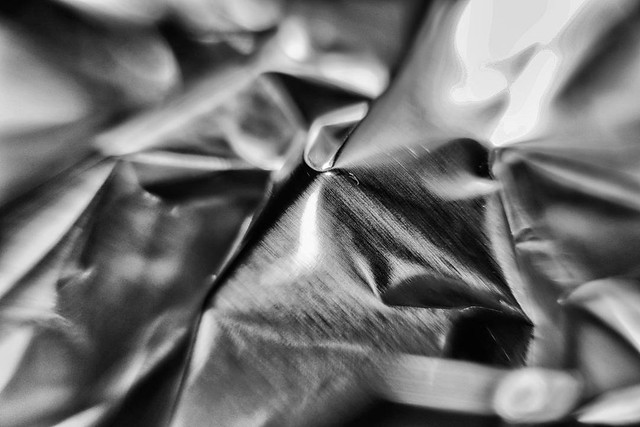 Aluminium Folie – abstrakt Industrie Produkt Schwarz Weiß Makro Kunst Fotografie