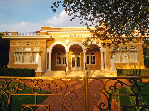 goldenhour golden sunset light sorosis club building architecture lakeland florida goldengate gate steps columns womens