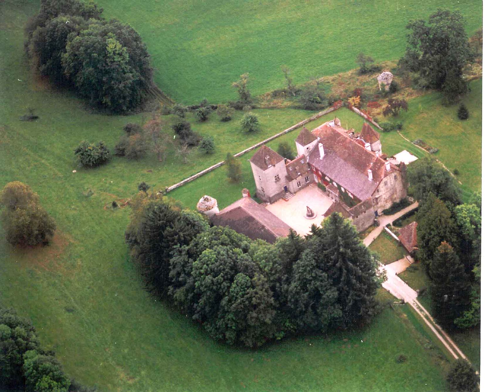 Vue aérienne du château de Merona