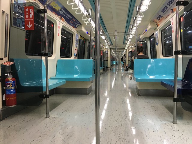 On the subway 疫情期間安靜到幾乎無人的晚間捷運
