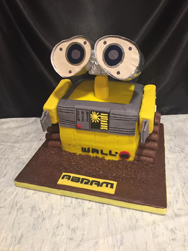 Wall-e Cake by Lynn Frasher of Oh! That Cake!
