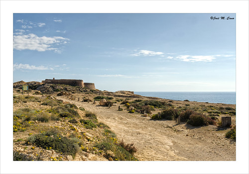 Camino a la fortaleza (El Playazo de Rodalquilar, Almería) by Jose Manuel Cano, camino path fortaleza fortress playazo rodalquilar almería españa spain paisaje landscape mar sea co