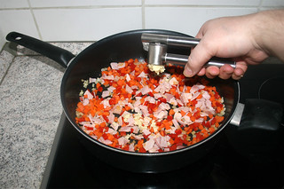 17 - Squeeze garlic in pan / Knoblauch dazu pressen