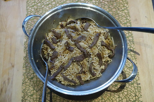 Rindfleisch mit Zwiebeln und Mie-Nudeln (Wok)