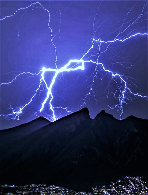 Tormenta Eléctrica Sobre el Cerro de la Silla/Electric Storm Upon Saddle Hill.