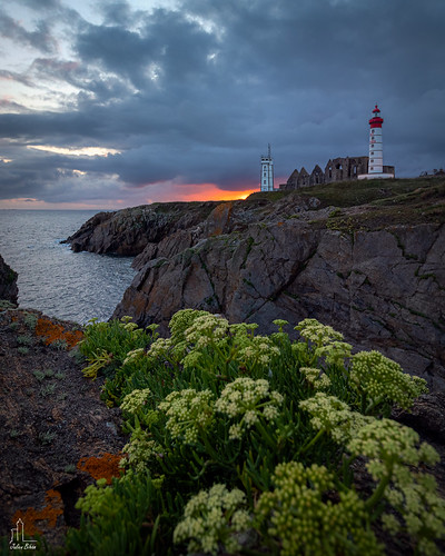 Ciel spectaculaire sur la Pointe Saint-Mathieu | by Julien Bihan