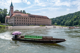 Benediktinerabtei Kloster Weltenburg mit Zille im Vordergrund
