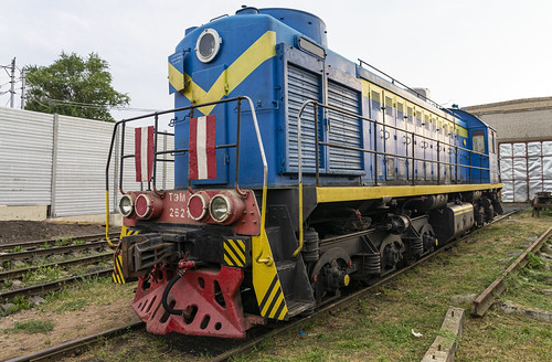 TEM2 (ТЭМ2-2621) shunting locomotive belonging to series built in Soviet Ukraine seen in front of a locomotive shop in Leningrad Region | by Cetus13