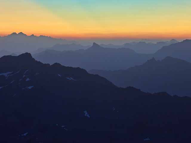 Lever du soleil à 3300m d'altitude . Mont - Fort . Valais . Suisse