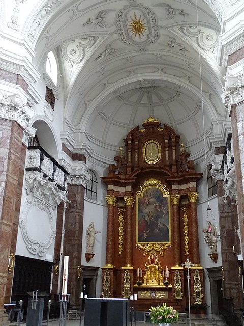 Altar Mayor retablo interior Iglesia del Colegio de los Jesuitas o Iglesia de La Trinidad Innsbruck Austria