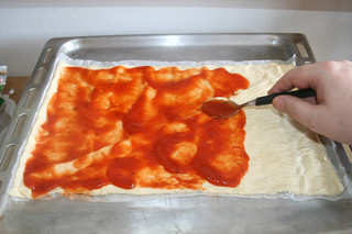 06 - Spread pizza sauce on dough / Teig mit Pizzasauce bestreichen