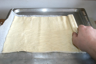05 - Roll out dough on baking tray / Teig auf Backblech ausrollen