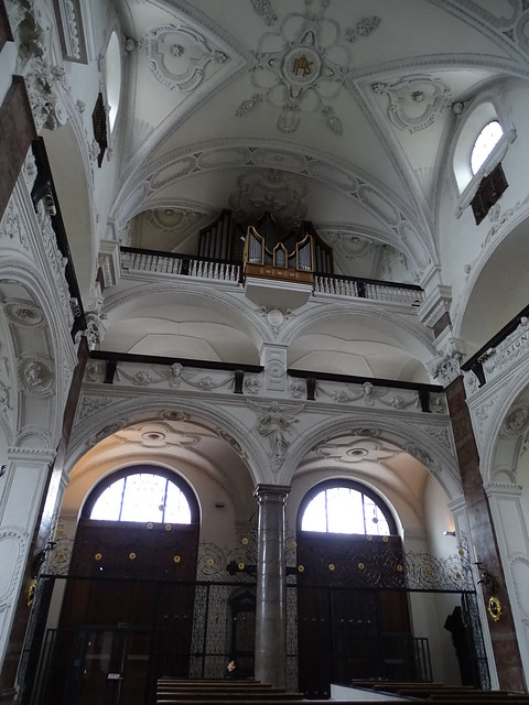 órgano boveda y puertas interior Iglesia del Colegio de los Jesuitas o Iglesia de La Trinidad Innsbruck Austria