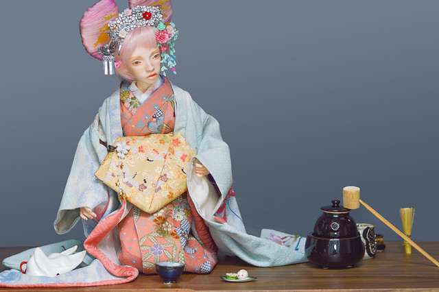 Juniper with pink hair and blue kanzashi with Tayu crown. Sitting tea ceremony.