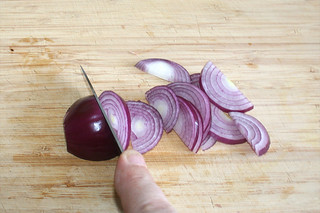 02 - Cut onion in half rings / Zwiebel in halbe Ringe schneiden
