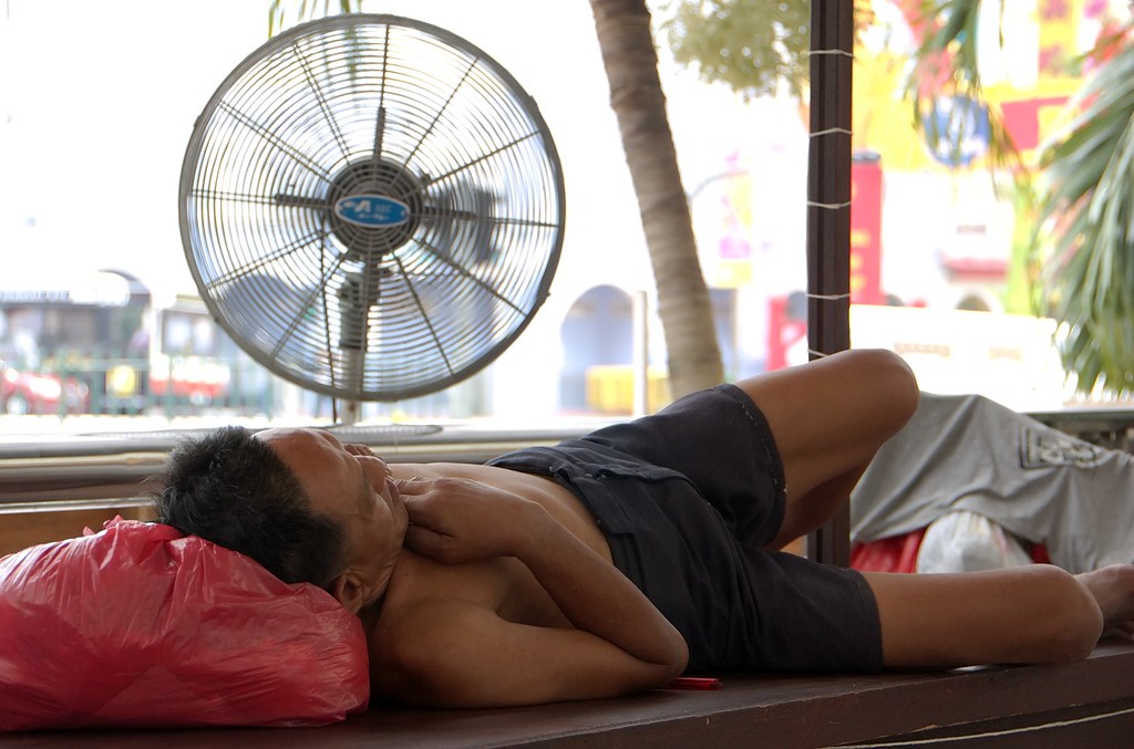 在新加坡炎熱天氣下躺著休息的人。圖片來源：alex yosifov(CC BY-SA 2.0)