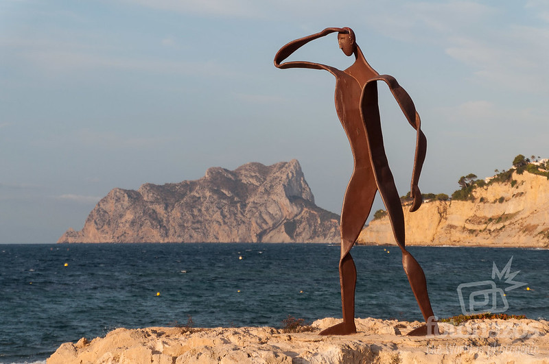 Descubre la Escultura del Hombre Mirando al mar: Un Rincón Cautivador en Moraira