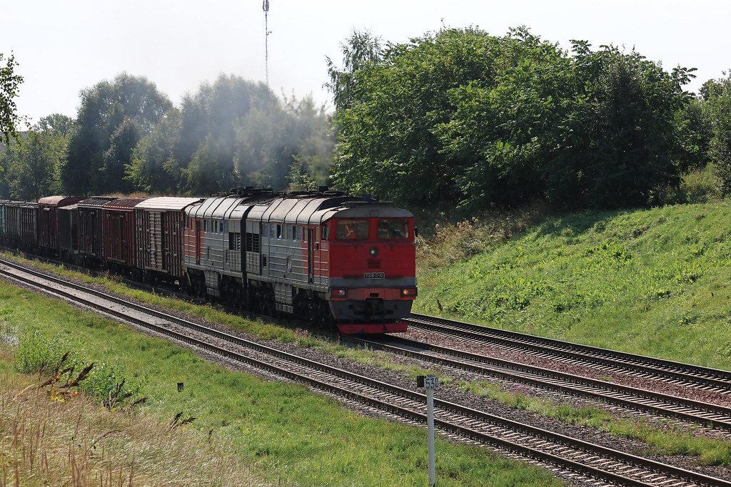 Тепловоз 2ТЭ116-1540 с грузовым составом на перегоне Витебск/Чепино.