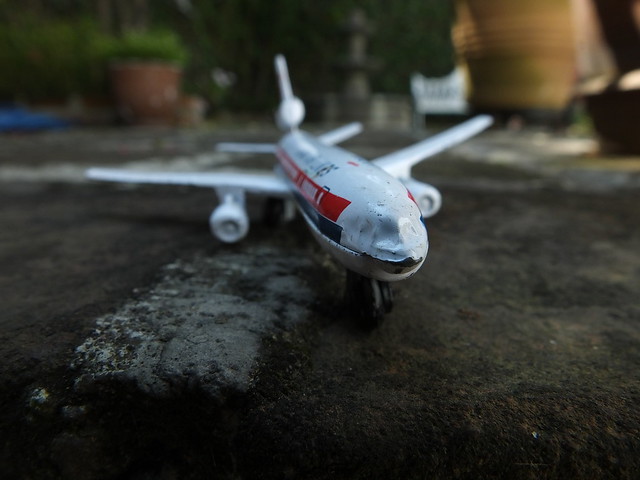 Avión aterrizado de juguete | Landed Toy Airplane
