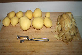 31 - Peel potatoes / Kartoffeln schälen