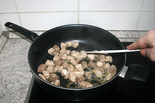 11 - Sear pork / Schweinefleisch-Würfel scharf anbraten