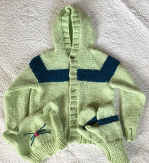 Liz is using up stash! Here’s her Toddler Raglan Hoodie pattern by tricksy knitter with a Lola Hat with matching mitts to make up a set.