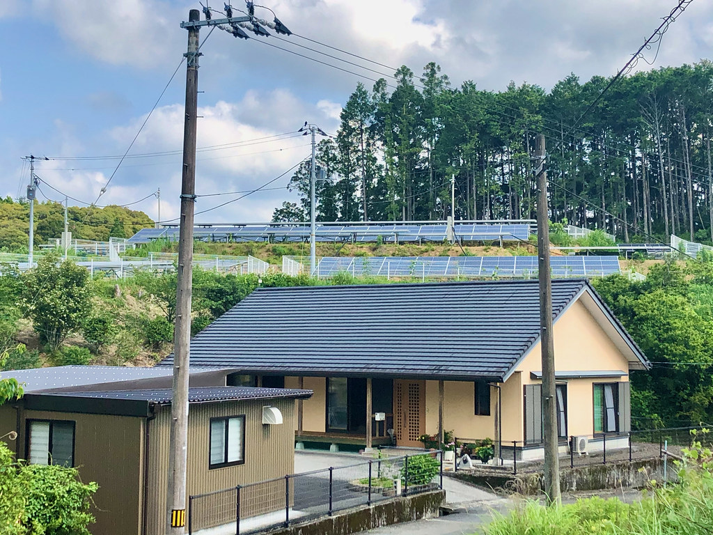 民宅後方有太陽能板，也是日本可見的景象。攝影：劉建志。