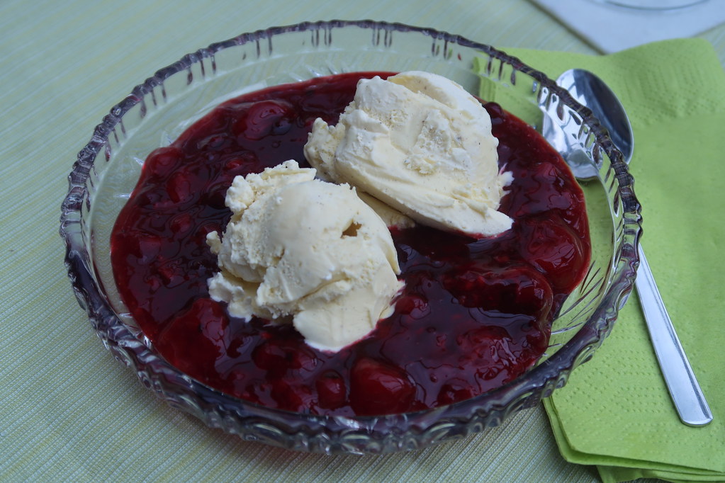 Rote Grütze mit Vanilleeis | Gourmandise | Flickr