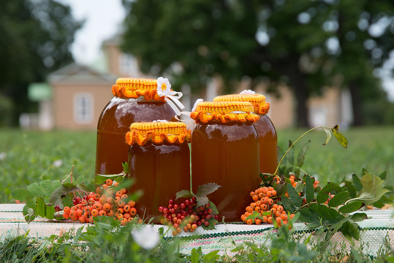 Экологически чистый тарханский мед собирается из лугового разнотравья (клевер, донник, иван-чай, шалфей, пустырник, мята водная, подсолнух), липы, фруктовых деревьев.